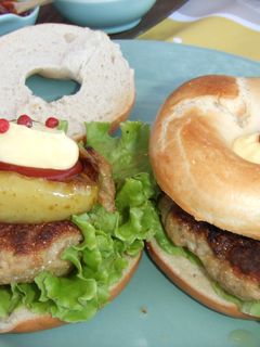 Una foto de Baguels rellenos de tortitas de carne de cerdo y manzanas caramelizadas