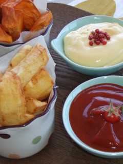 Una foto de Bastones de patatas y batatas fritas con salsas