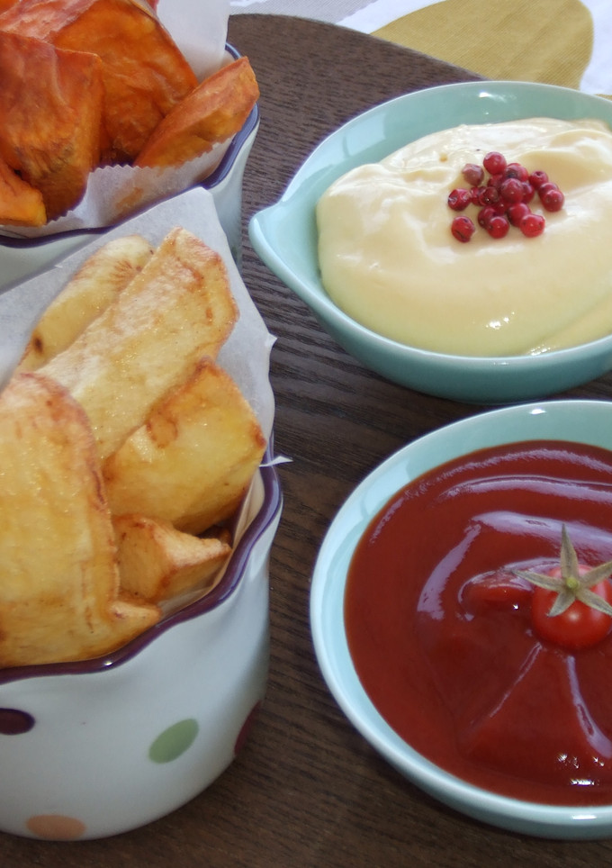 Una foto de Bastones de patatas y batatas fritas con salsas