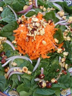 Una foto de Ensalada de espinacas y zanahorias con aliño de avellanas