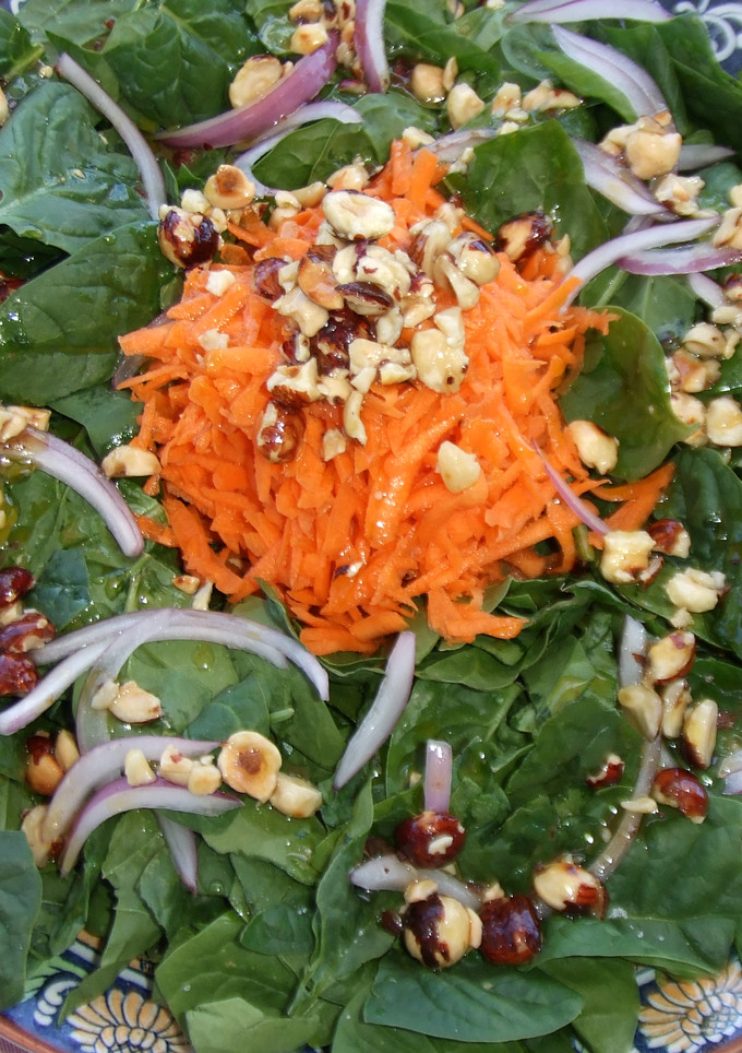 Una foto de Ensalada de espinacas y zanahorias con aliño de avellanas