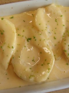 Una foto de Peras de dieta con su crema