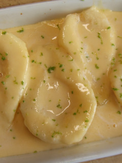 Una foto de Peras de dieta con su crema