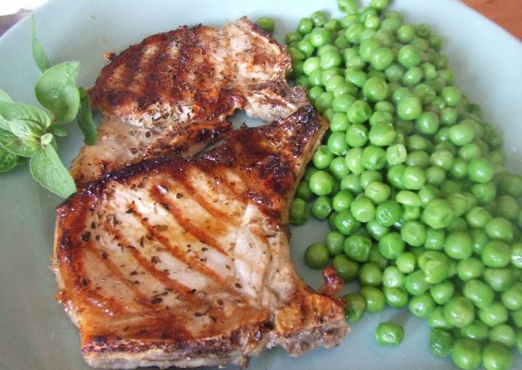 Chuletas de cerdo al orégano con guisantes