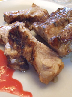 Una foto de Asado de costillas de cerdo con salsa