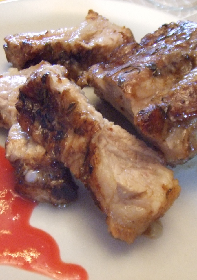 Una foto de Asado de costillas de cerdo con salsa 