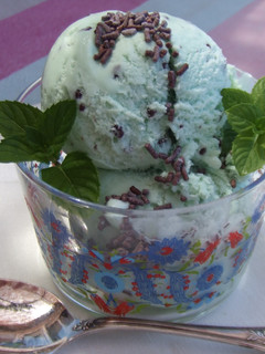 Una foto de Helado de menta con chocolate delicioso
