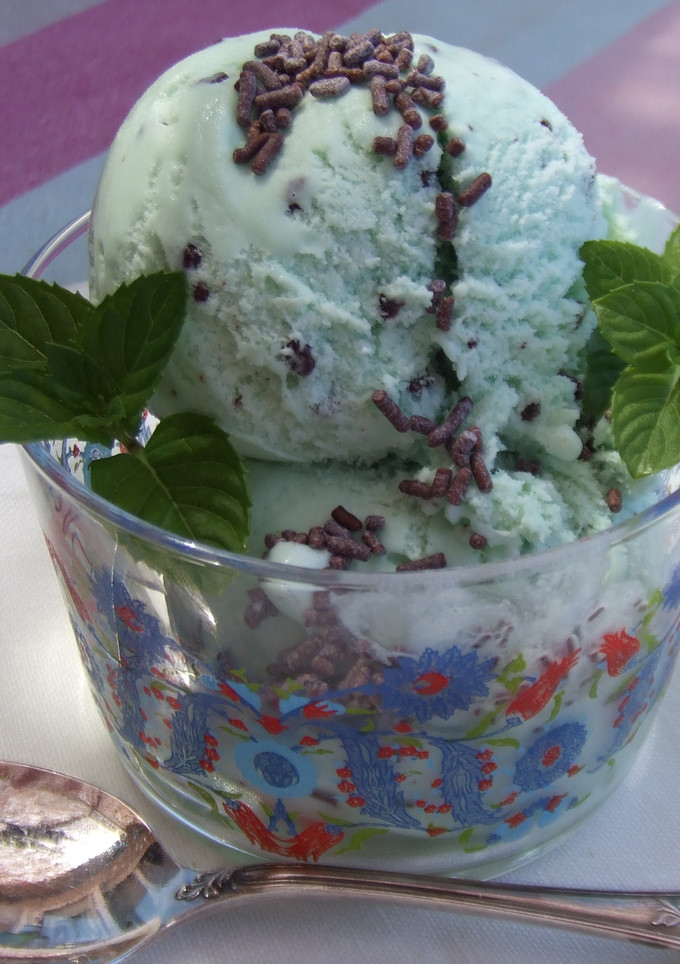Una foto de Helado de menta con chocolate delicioso