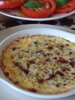 Una foto de Rodajas de provolone dolce con tomates secados en aceite