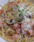 Spaghetti con salmón ahumado y alcaparras