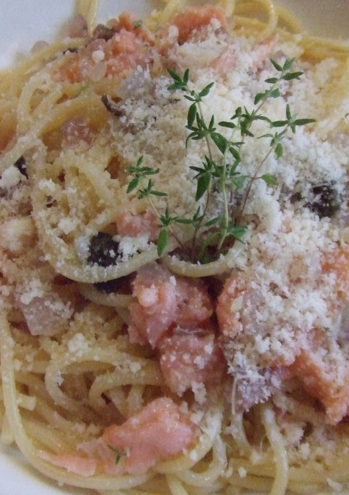 Una foto de Spaghetti con salmón ahumado y alcaparras