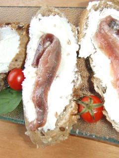 Una foto de Aperitivo de queso de Cebreiro con anchoas en aceite
