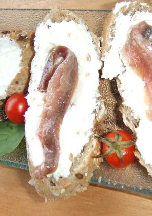 Una foto de Aperitivo de queso de Cebreiro con anchoas en aceite