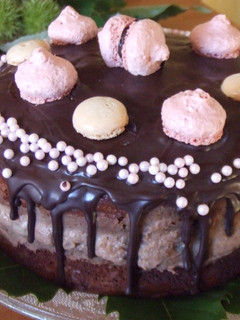 Una foto de Pastel "2000" de chocolate, crema de castañas y macarons de frambuesa