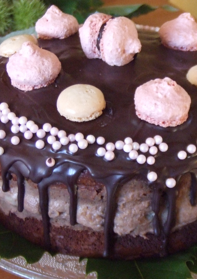 Una foto de Pastel "2000" de chocolate, crema de castañas y macarons de frambuesa