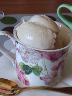 Una foto de Helado de melocotones blancos y jalea de pétalos de rosa