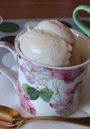 Una foto de Helado de melocotones blancos y jalea de pétalos de rosa