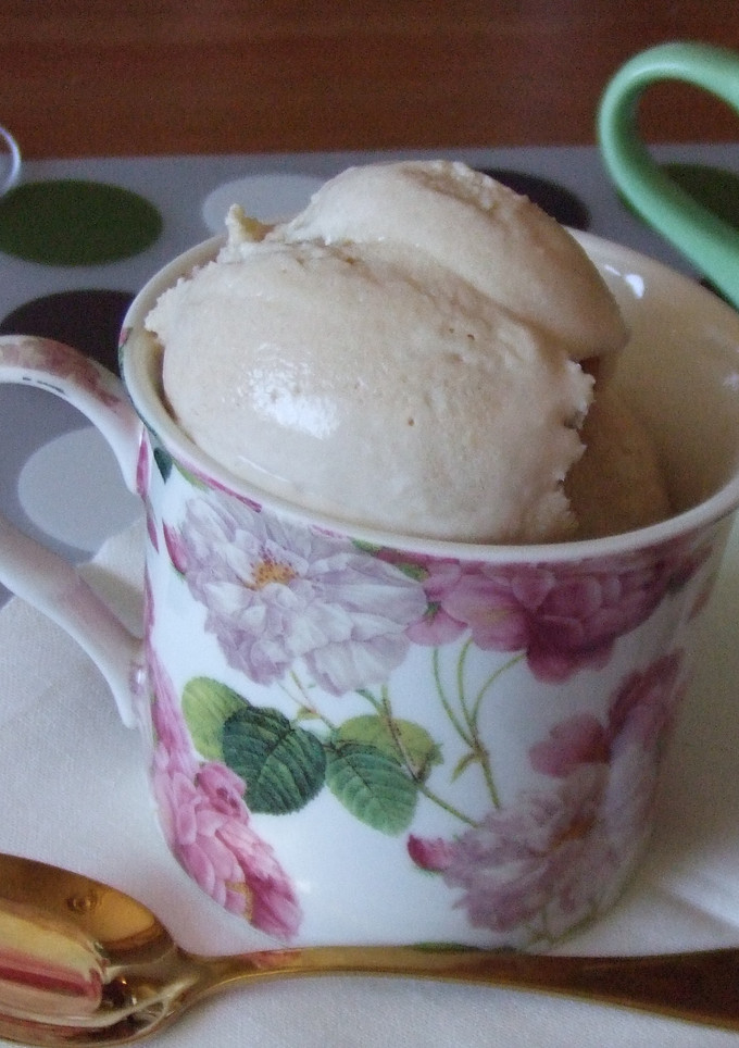 Una foto de Helado de melocotones blancos y jalea de pétalos de rosa