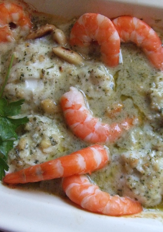 Una foto de Dorada con salsa de almendras y langostinos