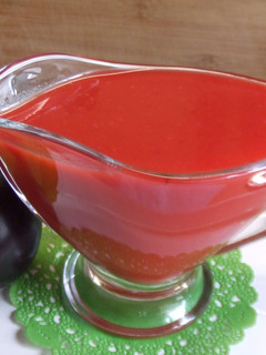 Una foto de Salsa fácil de ciruelas rojas para carnes