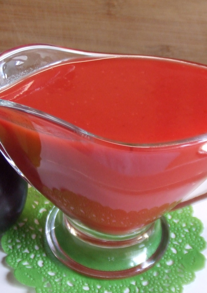 Una foto de Salsa fácil de ciruelas rojas para carnes