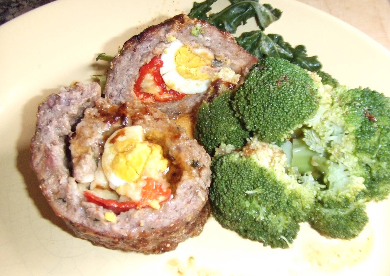 Rollo de carnes picadas relleno y horneado