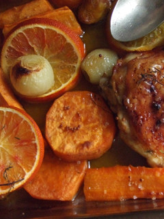 Una foto de Pollo horneado con semilla de mostaza y naranjas sanguinas