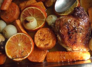Una foto de Pollo horneado con semilla de mostaza y naranjas sanguinas