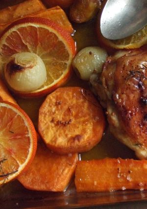 Una foto de Pollo horneado con semilla de mostaza y naranjas sanguinas