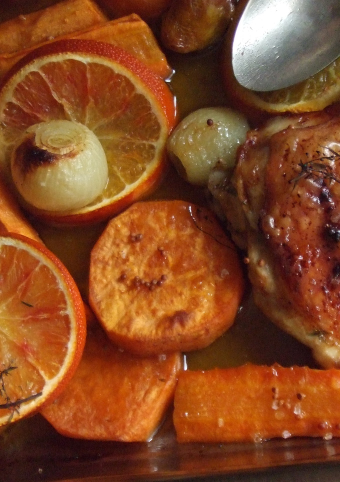 Una foto de Pollo horneado con semilla de mostaza y naranjas sanguinas