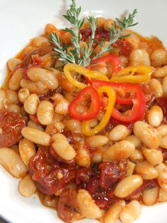 Una foto de Alubias blancas al romero con tomates secados y ajada