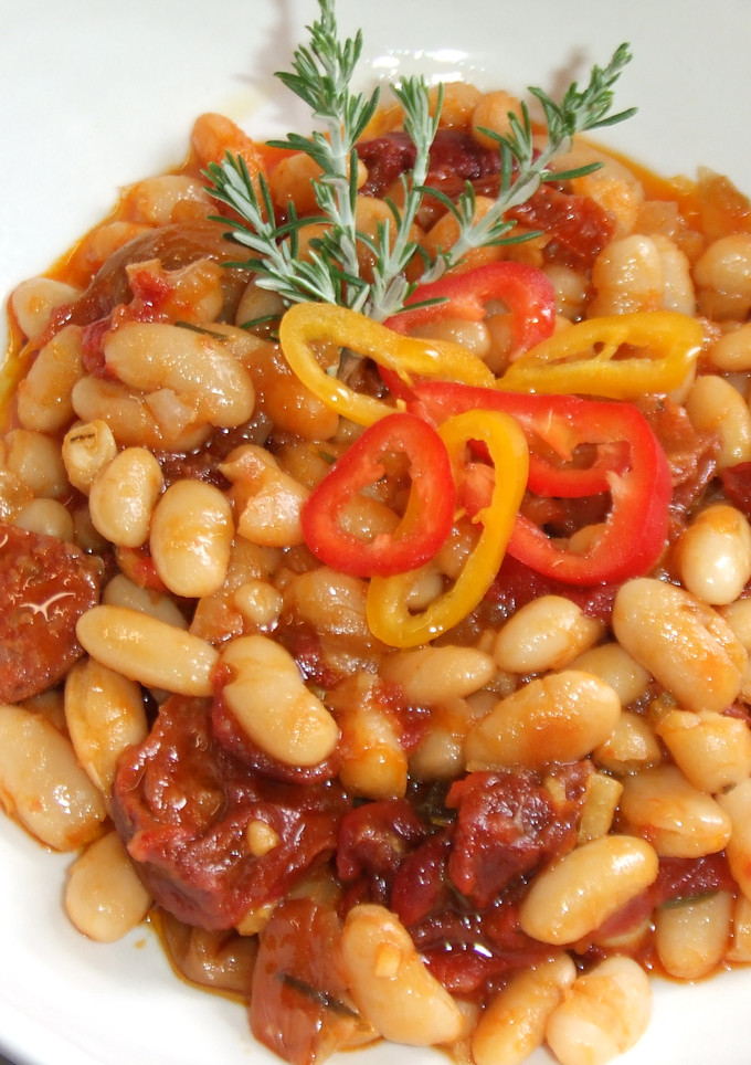 Una foto de Alubias blancas al romero con tomates secados y ajada