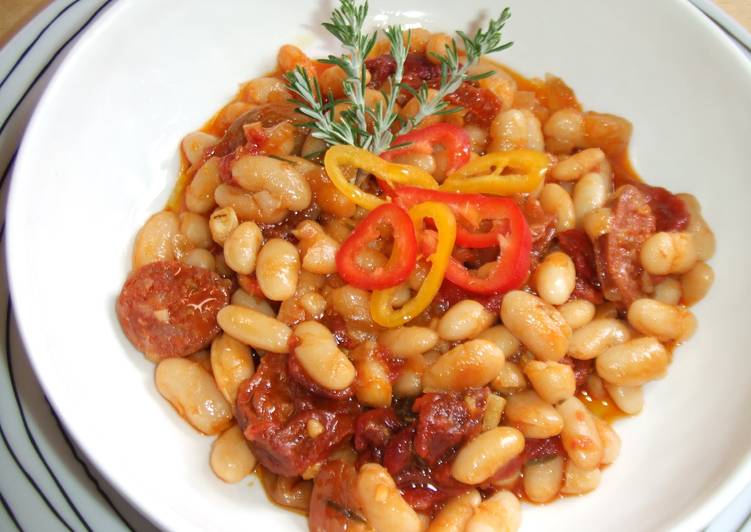 Alubias blancas al romero con tomates secados y ajada
