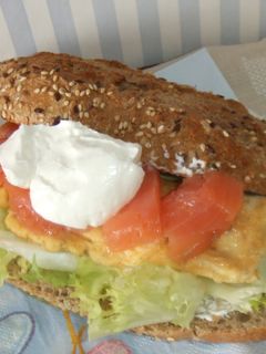 Una foto de Bocadillo de salmón escocés con tortilla francesa de eneldo