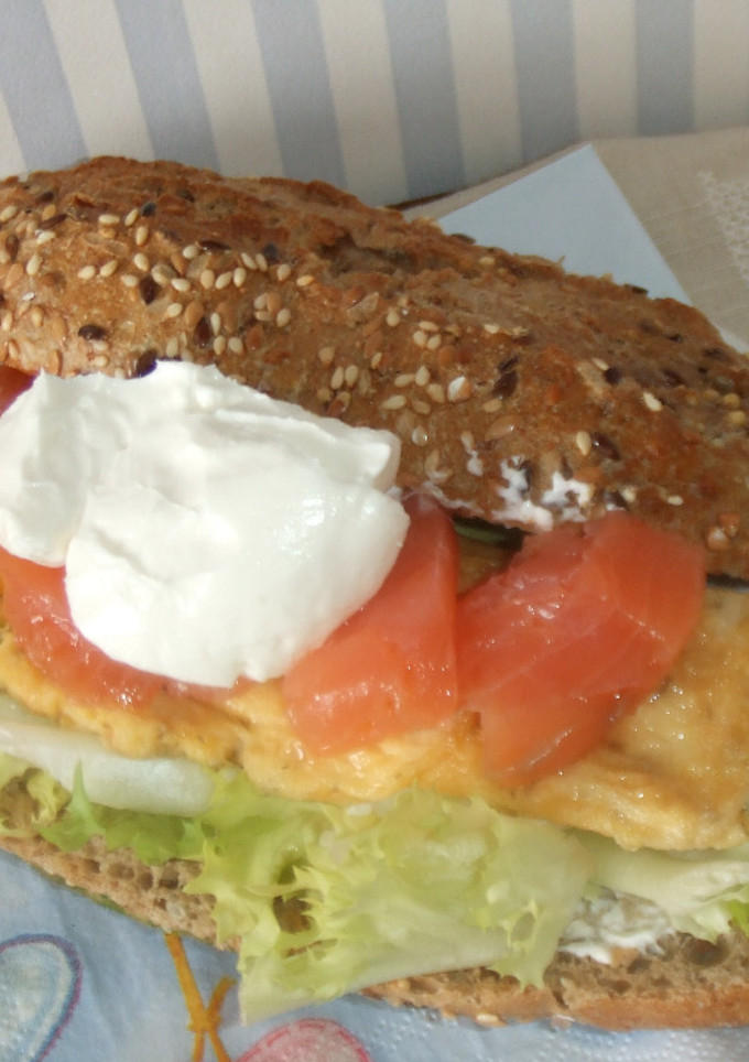 Una foto de Bocadillo de salmón escocés con tortilla francesa de eneldo