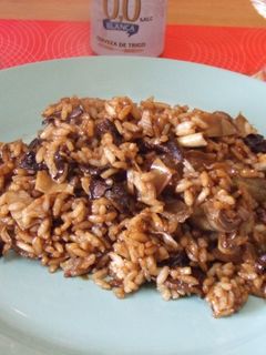 Una foto de Arroz al estilo TDT con hongos secos y alcachofas