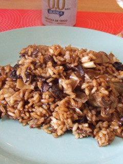 Una foto de Arroz al estilo TDT con hongos secos y alcachofas