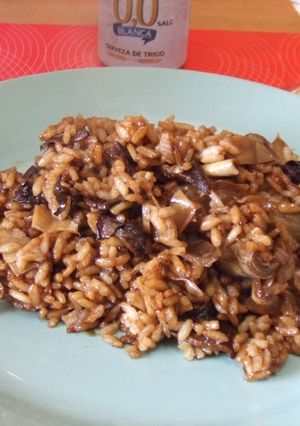 Una foto de Arroz al estilo TDT con hongos secos y alcachofas