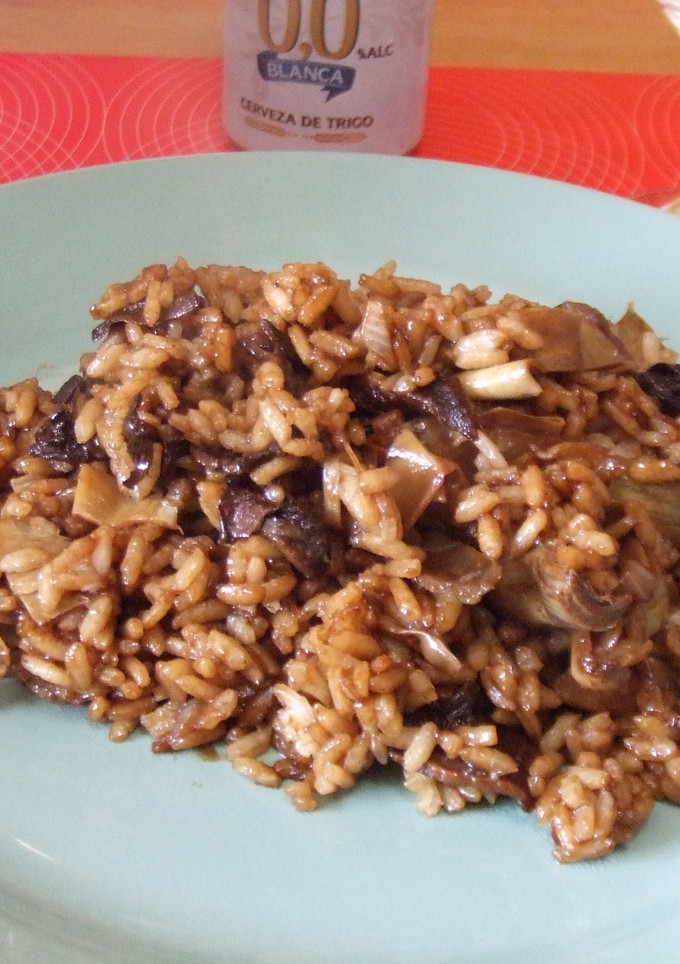 Una foto de Arroz al estilo TDT con hongos secos y alcachofas