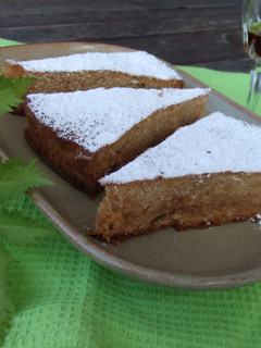 Una foto de Pastel integral de coco y pistachos