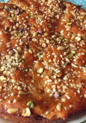 Una foto de Pastel de manzanas cubierto con frutos secos