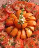 Fuente de tomates especiales a las hierbas