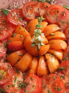 Una foto de Fuente de tomates especiales a las hierbas