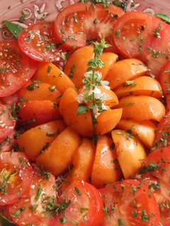 Una foto de Fuente de tomates especiales a las hierbas