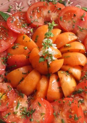 Una foto de Fuente de tomates especiales a las hierbas
