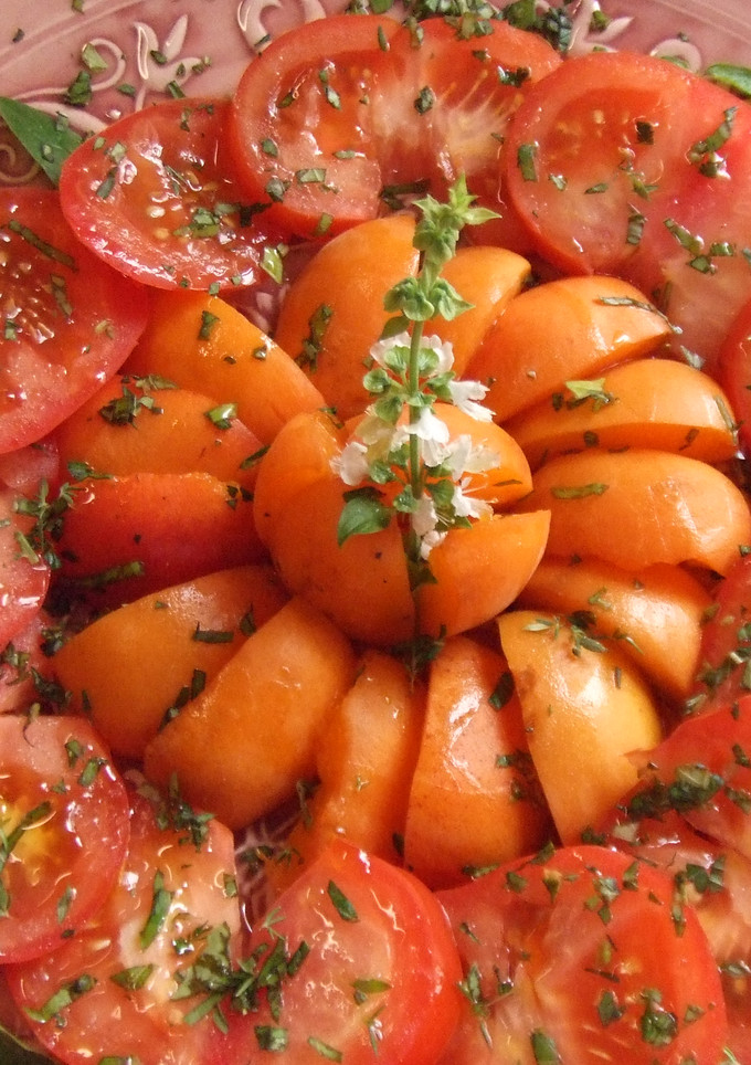 Una foto de Fuente de tomates especiales a las hierbas