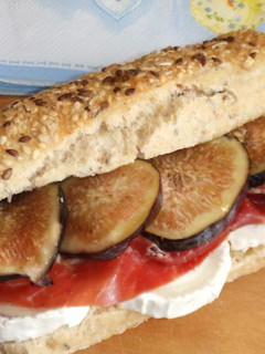 Una foto de Bocadillos de jamón, queso de cabra e higos