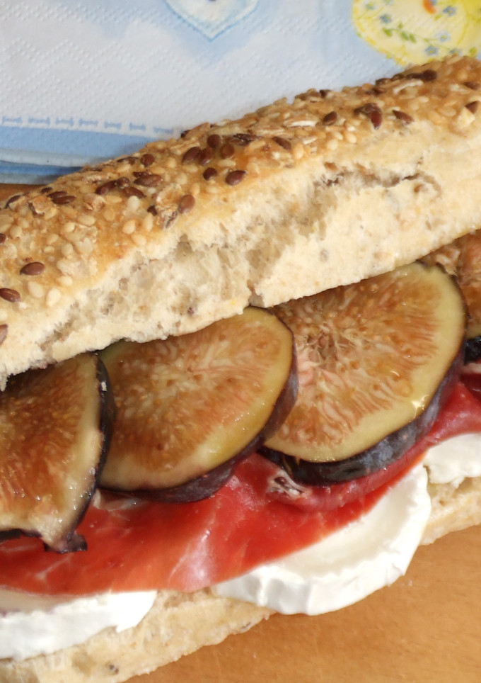 Una foto de Bocadillos de jamón, queso de cabra e higos