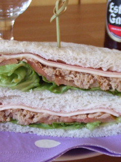 Una foto de Sándwich mixto atunado