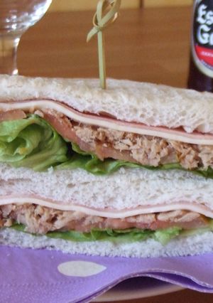 Una foto de Sándwich mixto atunado